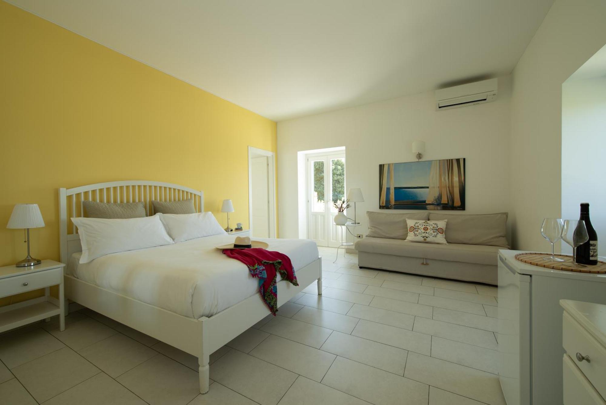 Isola Charm - A Historic Near Punta Del Pero Bed and breakfast 2*