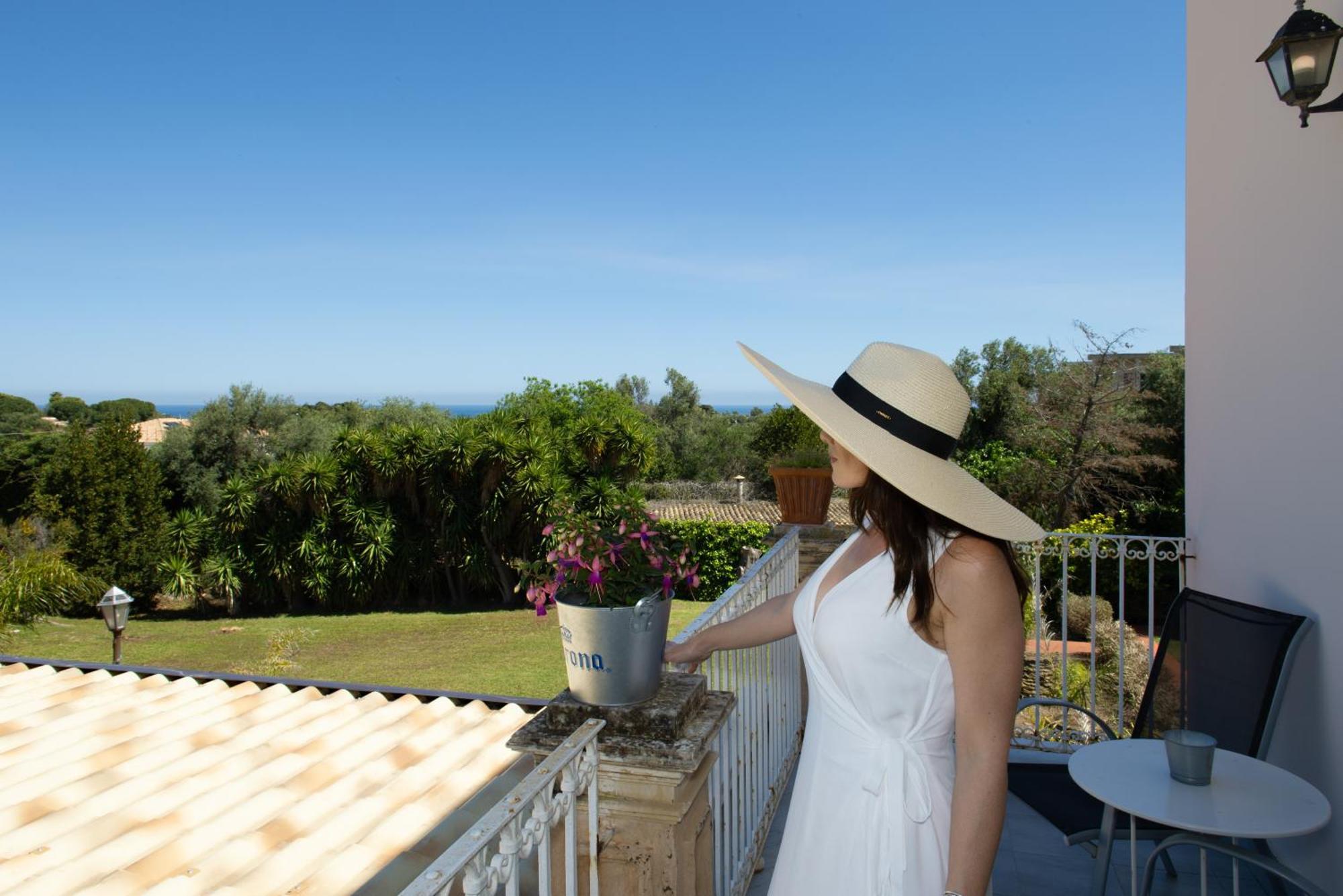 Isola Charm - A Historic Near Punta Del Pero Bed and breakfast 2*